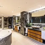 Okura - The Leading Of The World מלון